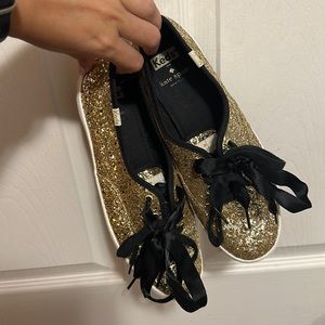Kate Spade x Keds Gold Glitter tennis shoes Tailgate black and gold! 💛🖤